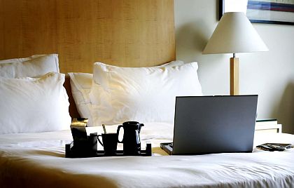 Der deutsche Gast nutzt das Hotelbett mit Vorliebe als TV- und Lesesessel und erst dann für amouröse Abenteuer, zum onlinesurfen und essen