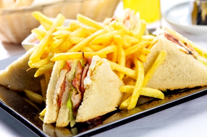 Club Sandwich - klassisch mit Pommes frites: Am meisten von Hotelgästen aufs Zimmer geordert