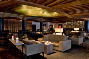 Lounge im The Alpina in Gstaad: Prämierung mit „European Hotel Design of the Year“