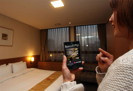 NFC-Smartphones öffnen Zimmertüren und steuern Zimmersysteme wie hier im Hotel Sky Park Central in Seoul/Südkorea