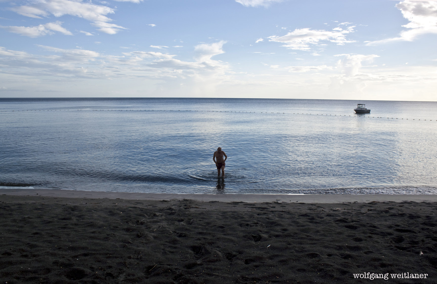 Auch Dominica hat einige Strände - die Badestrände finden sich auf der West- und Norddküste. Auf der Atlantikküste ist die Brandung stark. Der letzte Badegast vor Sonnenuntergang genoß den ganzen Strand für sich alleine.