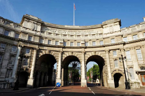 er historische Triumphbogen Admiralty Arch in London wird zum Luxushotel