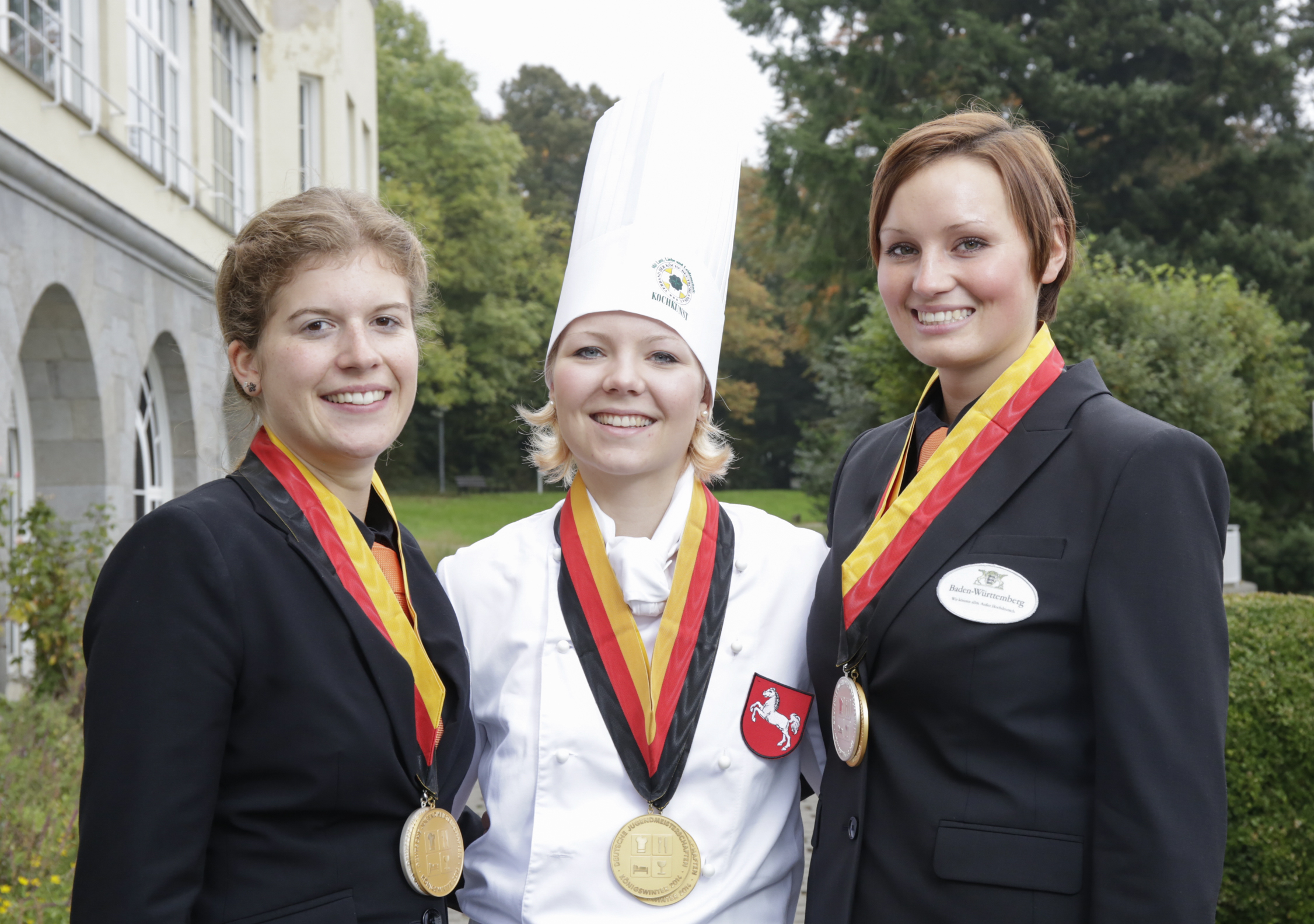 Die besten ihres Fachs: Gold-Köchin Beke Scharmacher (M.) mit der Siegerin unter den Hotelfachleuten Carolin Höferth und der bestplatzierten Restaurantfachfrau Luzia Schmid (r.)