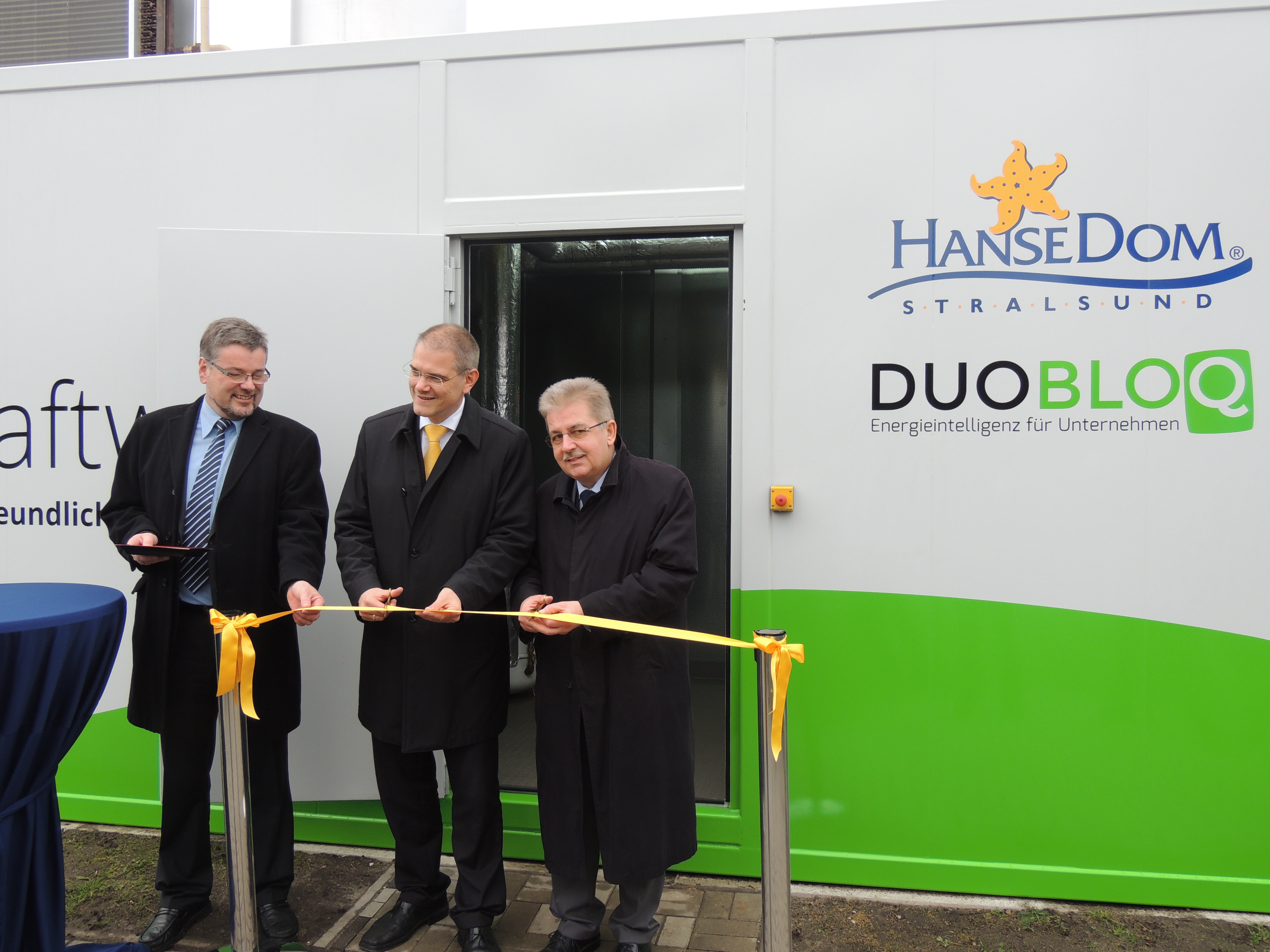 Von links: Dirk Höft, General Manager HanseDom Stralsund GmbH; Oberbürgermeister Dr. Alexander Badrow; Bodo Sikora, Geschäftsführer der HanseDom Stralsund GmbH