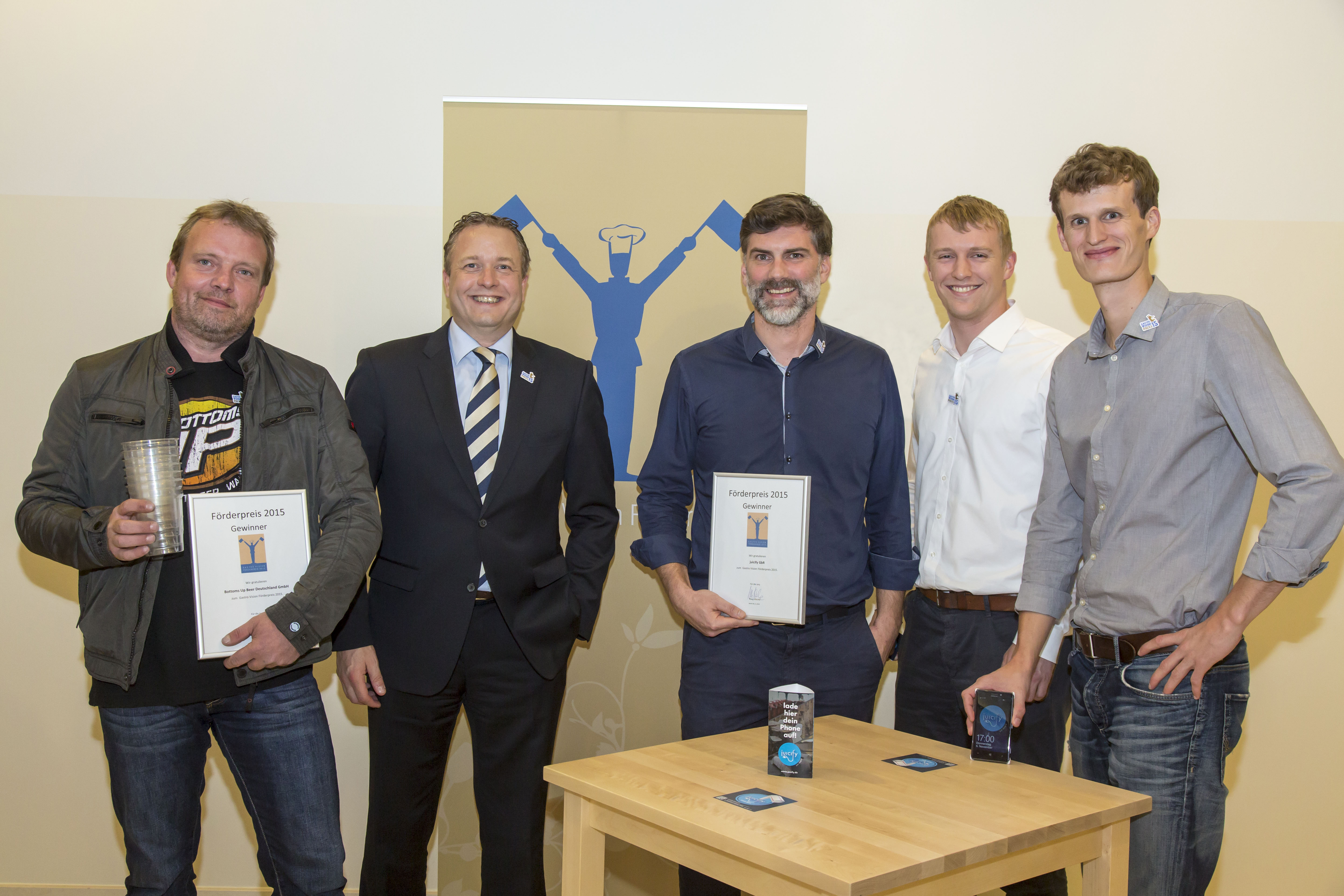 Die Gewinner des Förderpreises der Gastro Vision 2015 (von links): Jörg Blin (Bottoms Up Bier), Klaus Klische (Veranstalter und Initiator der Gastro Vision), Mathias Rüsch, Lennart Tremp und Tammo Wallisch von (Juicify)