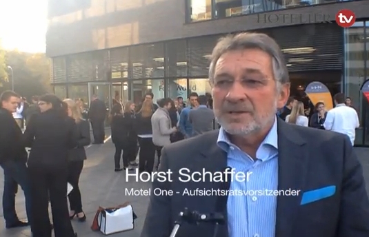 Aufsichtsratschef Horst Schaffer im TV-Interview: Top-Qualität und garantierte Zimmerpreise sind das Erfolgsgeheimnis von Motel One