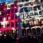 Spekakuläre Lichtinstallation am Fairmont Hotel Vier Jahreszeiten Hamburg - PR-Aktion von Swiss für mehr Achtsamkeit im Umgang miteinander