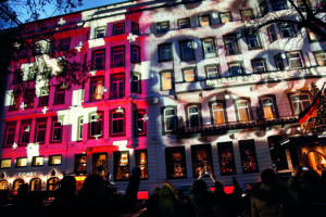Spekakuläre Lichtinstallation am Fairmont Hotel Vier Jahreszeiten Hamburg - PR-Aktion von Swiss für mehr Achtsamkeit im Umgang miteinander
