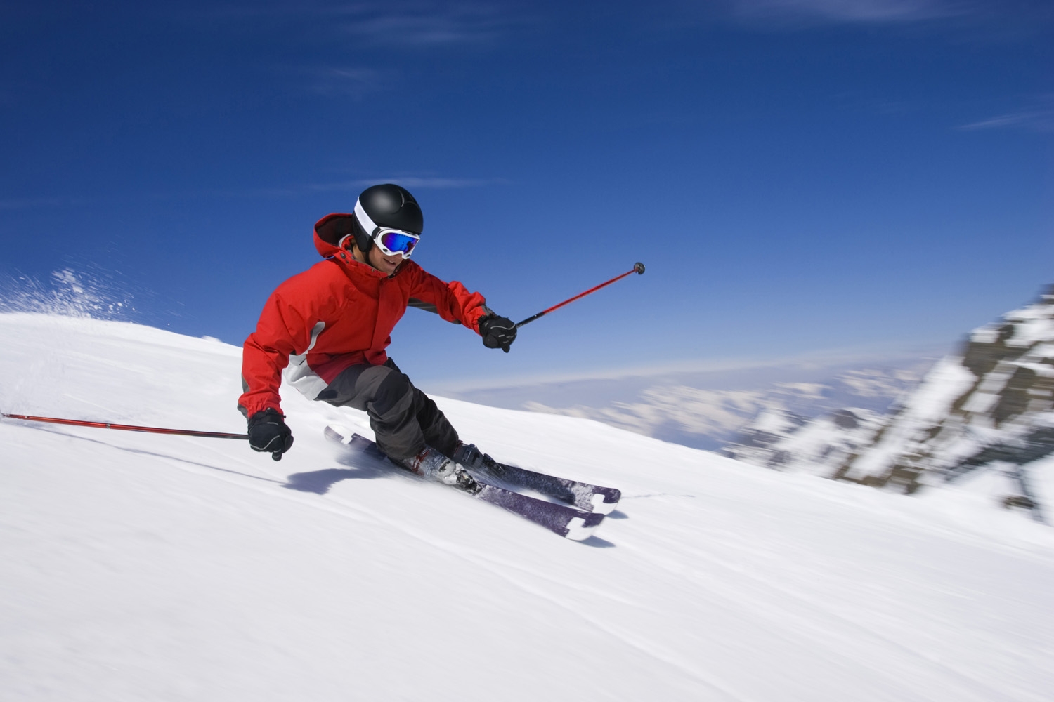 Gut ein Viertel der Deutschen (26 Prozent) übt eine Wintersportart aus. Das ergab eine repräsentative forsa-Umfrage im Auftrag von CosmosDirekt. Am häufigsten fahren die Befragten Ski (68 Prozent). Jeder vierte Wintersportfreund (25 Prozent) betreibt Langlauf, jeder fünfte (20 Prozent) das Schlittschuhlaufen.