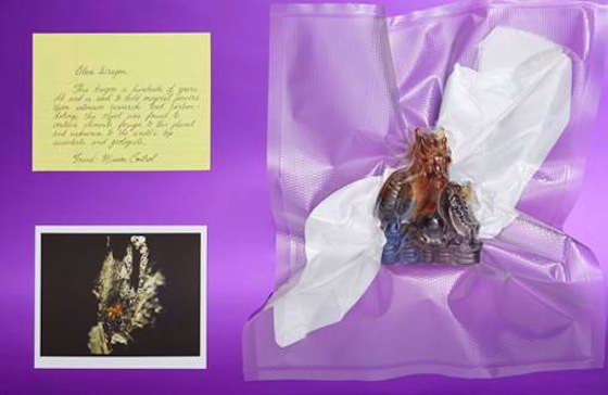 Yotel New York City - Lost & Found - Angeblich ist der kleine in Glas gefasste Drachen über hundert Jahre alt