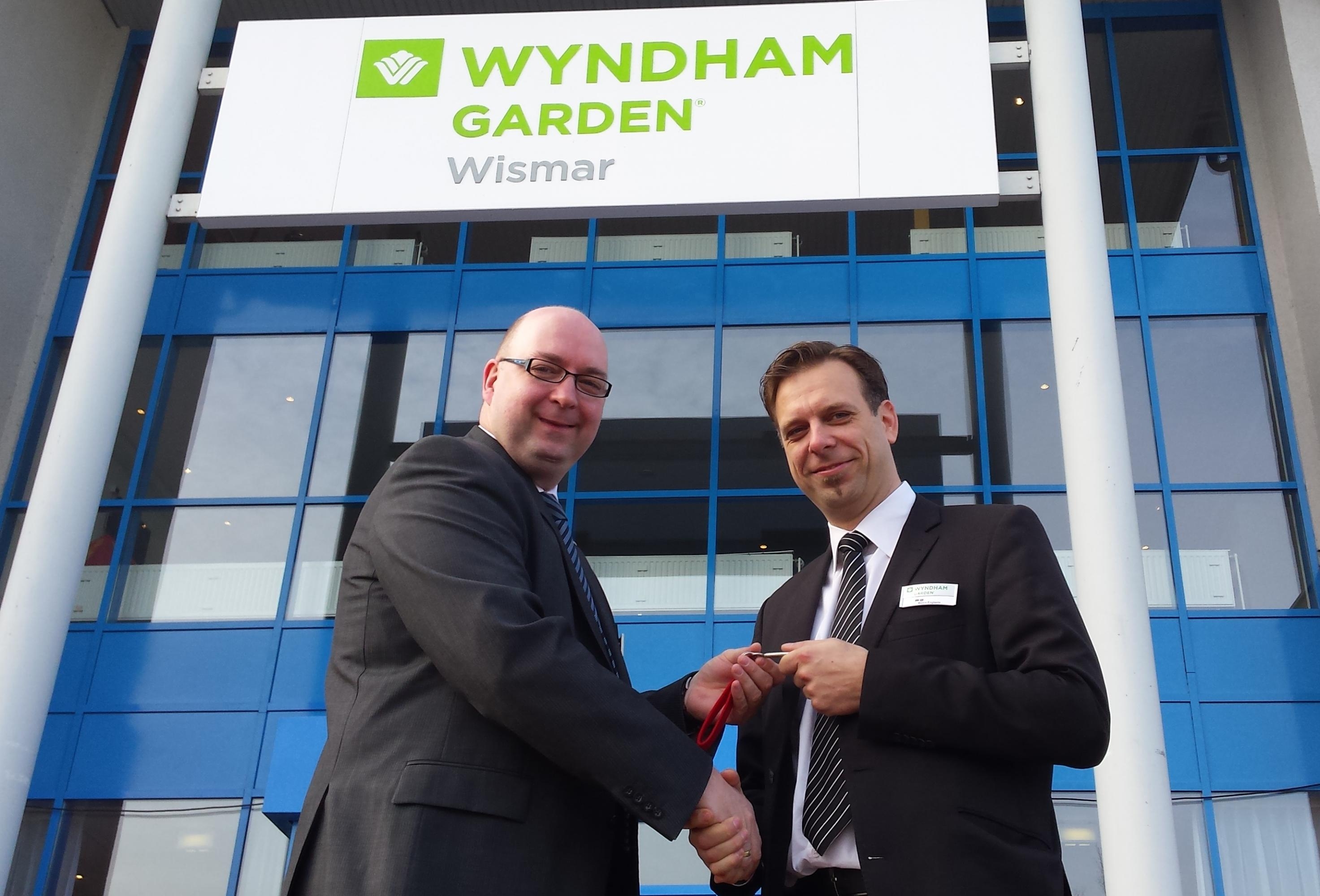 Eberhard Haist (General Manager Tryp by Wyndham Halle) und Marco Engbertz (General Manager Wyndham Garden Wismar)