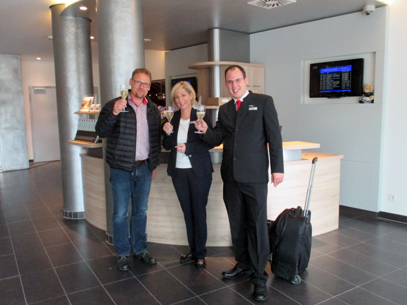 Andreas von Consbruch (links) ist erster Gast im neu eröffnet Dorint Hotel Airport Stuttgart - mit: Hoteldirektorin Dagmar Lennartz und Front-Office-Manager Dario Tolksdorf