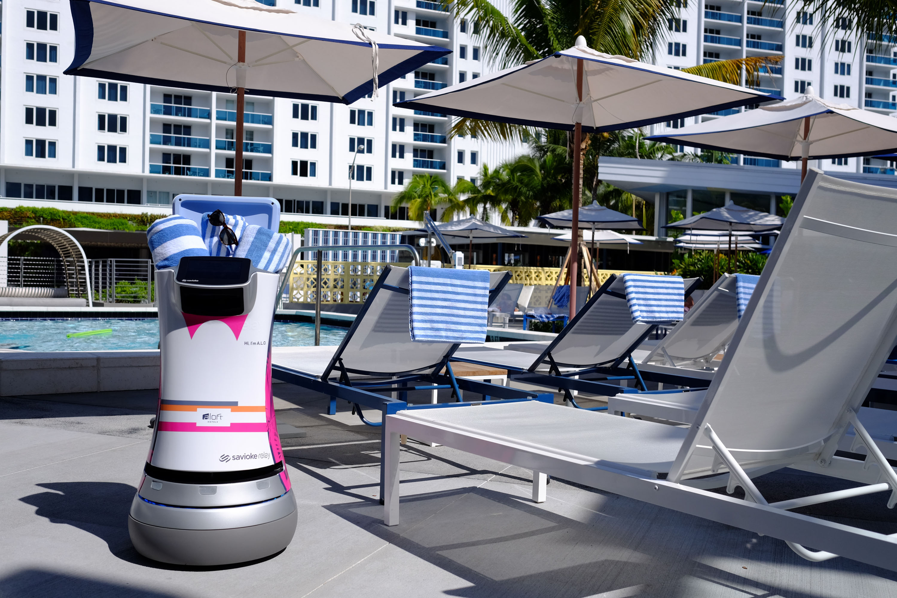 Neuer Vollzeit-Mitarbeiter in Aloft Hotel: Service-Roboter "Botlr" bringt Snacks, Amenities, Handtücher und noch mehr schnurstracks zu den Gästen (Foto: Starwood Hotels/Aloft Hotel Miami South Beach)
