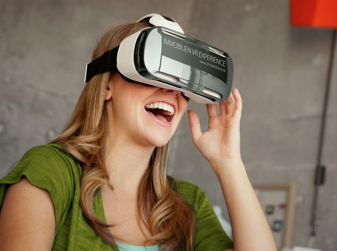 VR-Brillen wie beispielsweise die "Samsung Gear VR 3D-Brille" mit einem "Samsung Galaxy Note 4" zeigen Immobilien in bisher unbekannter Präzision (Foto: Hermann Immobilien/3D-Bilderfabrik)