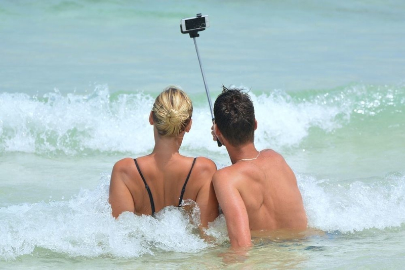 Waghalsige Selfies können tödlich sein (Foto: Axa Travel Assistance)