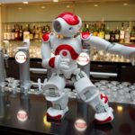 Roboter "Mario" serviert im Hotel - Foto: Messe Berlin/QBMT