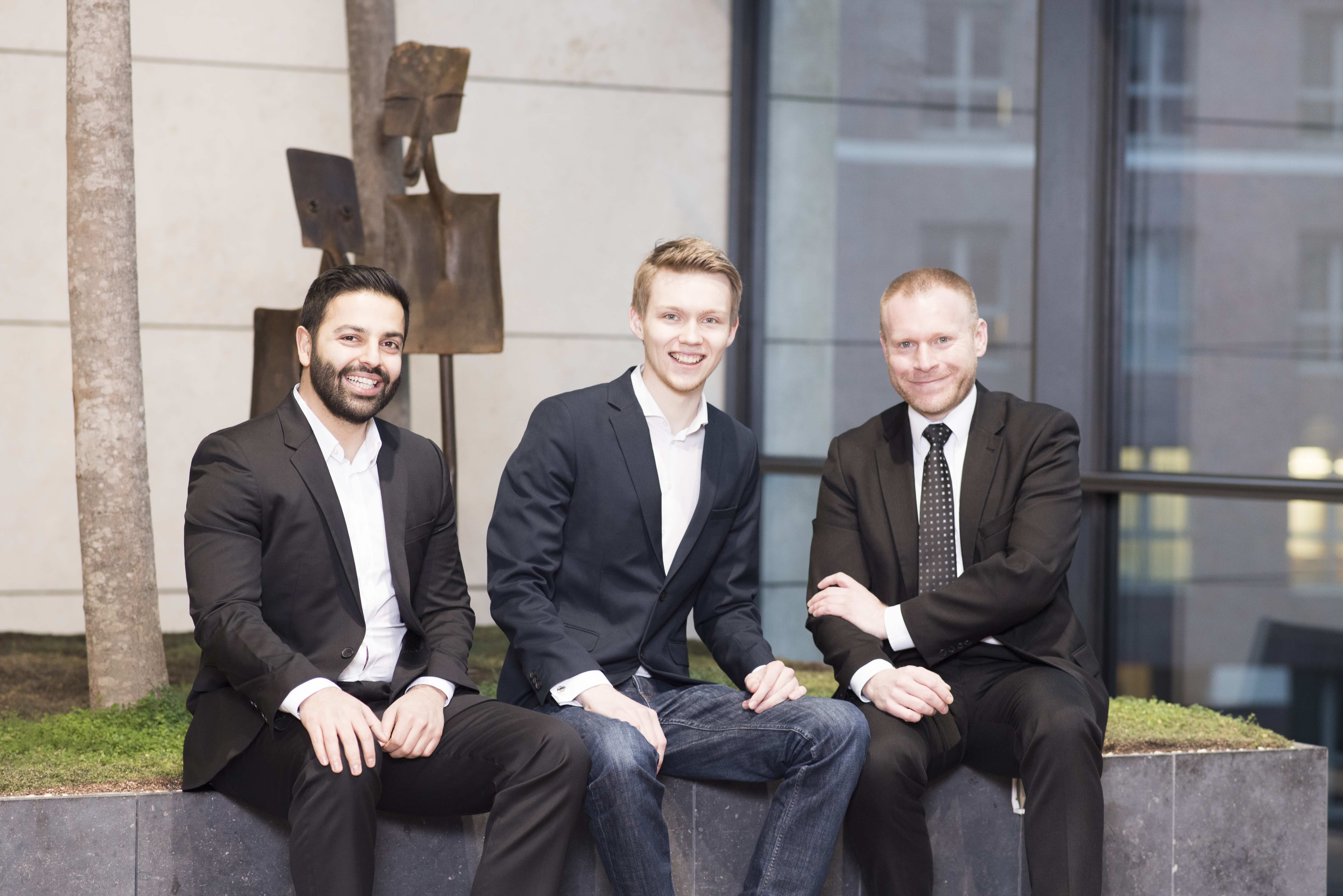 Start-up zahlt bis zu 400 Euro innerhalb von 48 Stunden bei Flugverspätung: (Von links) Mehdi Afridi, Konstantin Loebner und Jens Blaffert, Gründer von wirkaufendeinenflug.de / Foto: patrick-lux.de