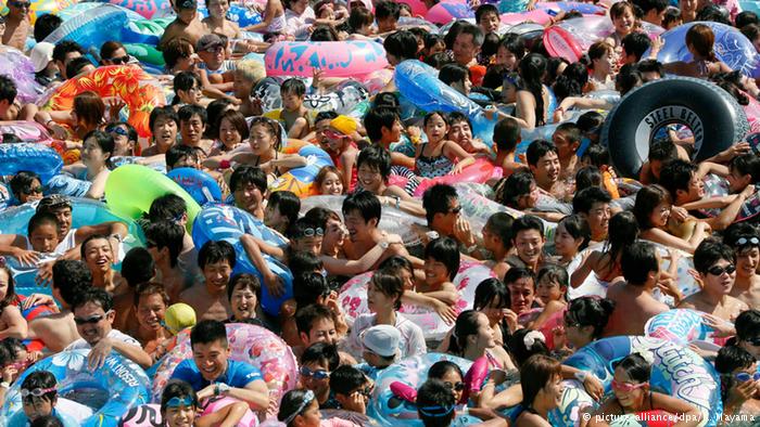 Dieser Pool ist hoffnungslos überfüllt (Foto: Deutsche Welle)