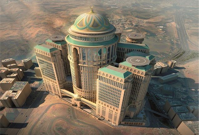Mit 10.000 Hotelzimmern und 70 Restaurants sowie Heli-Landepads auf dem Dach werden die Abraj Kudai Towers in Mekka einer der größten Hotelkomplexe weltweit