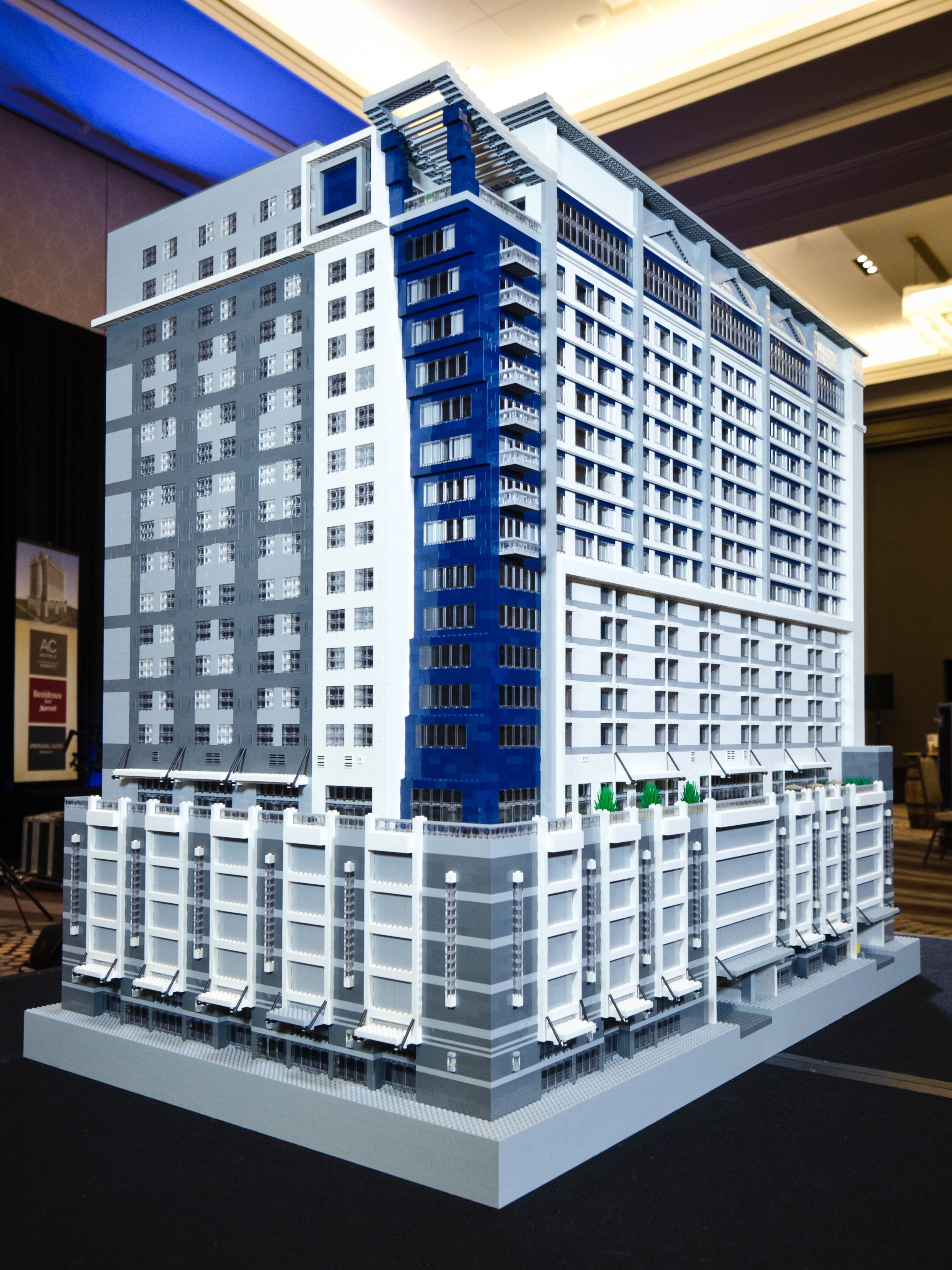 Neues Hotelkonzept als Lego-Modell - Witzige Idee zur Präsentation des ersten Drei-Marken-Konzepts von Marriott (Foto: North Point Hospitality)
