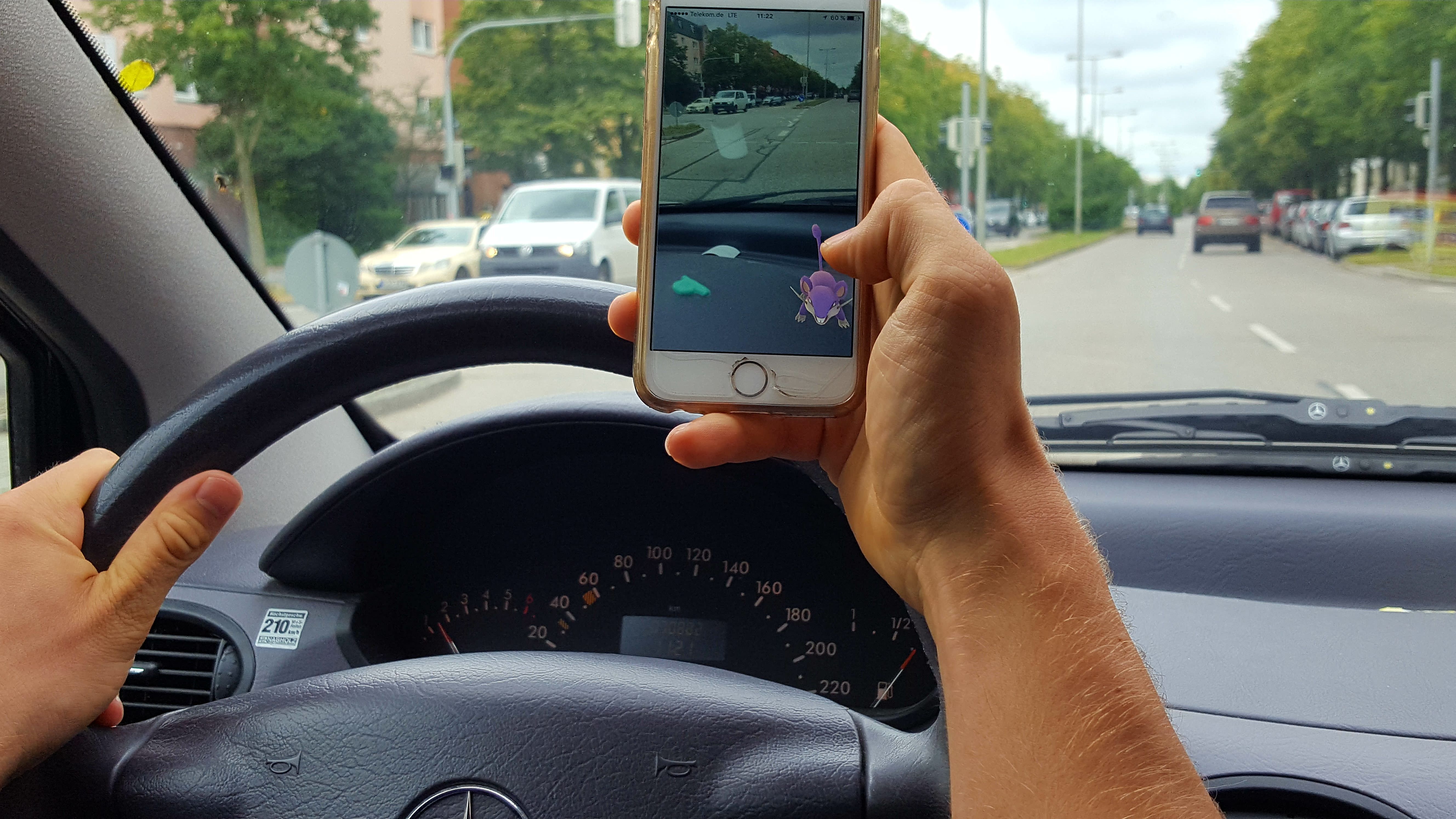 Pokémon Go – kein Spiel für den Straßenverkehr - ADAC warnt vor der Gefahr durch Ablenkung bei neuem Handyspiel - Eltern sollten Spiel mit Kindern ausprobieren (Foto: ADAC)