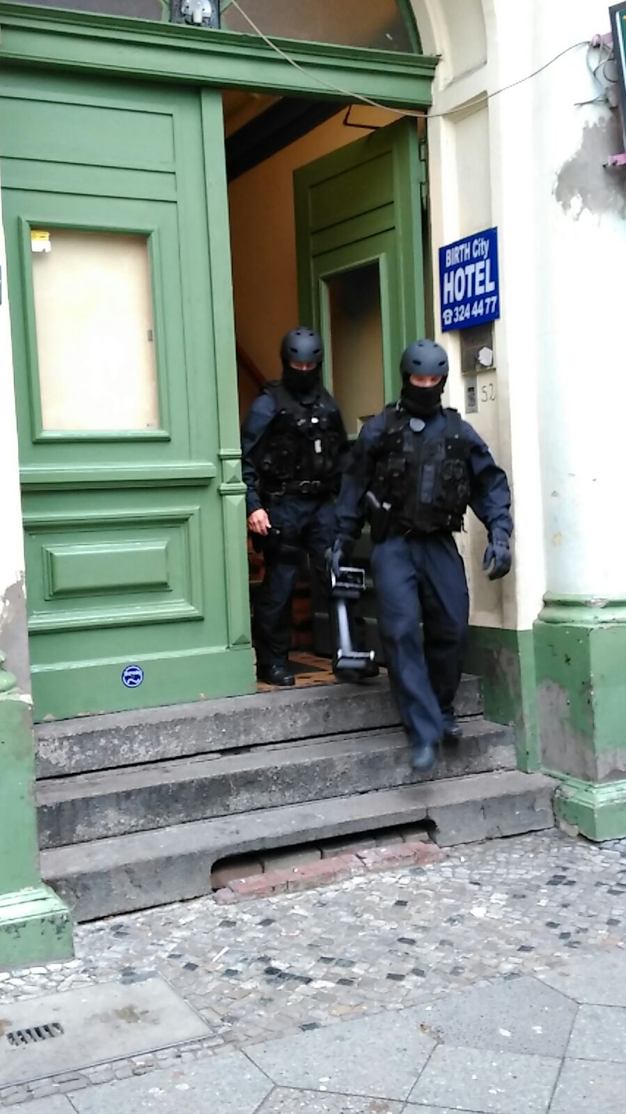 Pressefoto der Berliner Polizei - vor einem Hotel, das durchsucht worden war, da man darin Taschendiebe vermutete (Foto: Polizei Berlin)