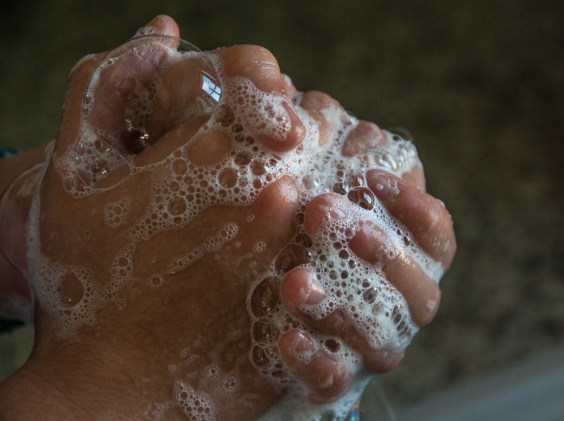 Hände intensiv waschen und desinfizieren