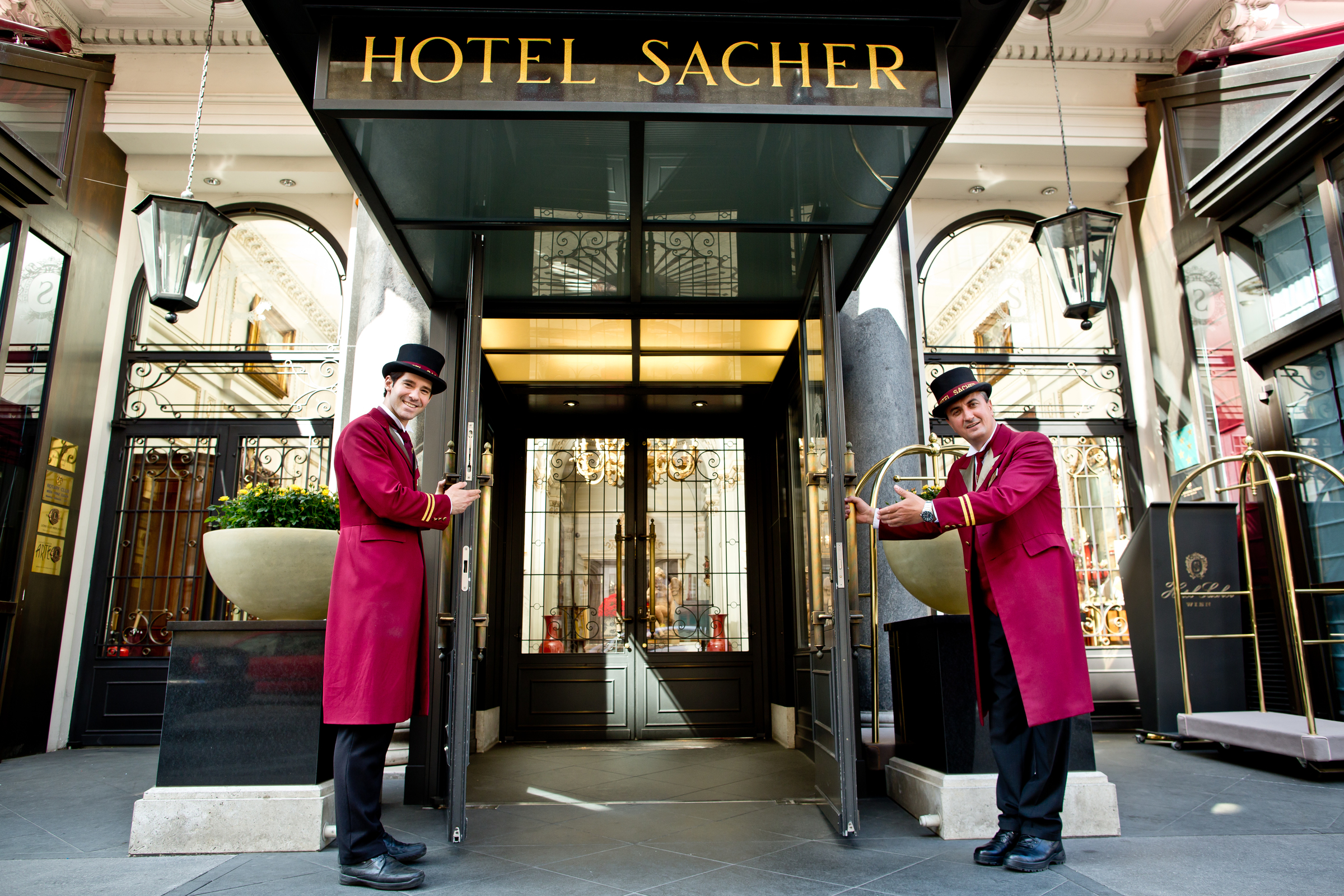 Hotel Sacher Wien: Wagenmeister heißen Gäste willkommen